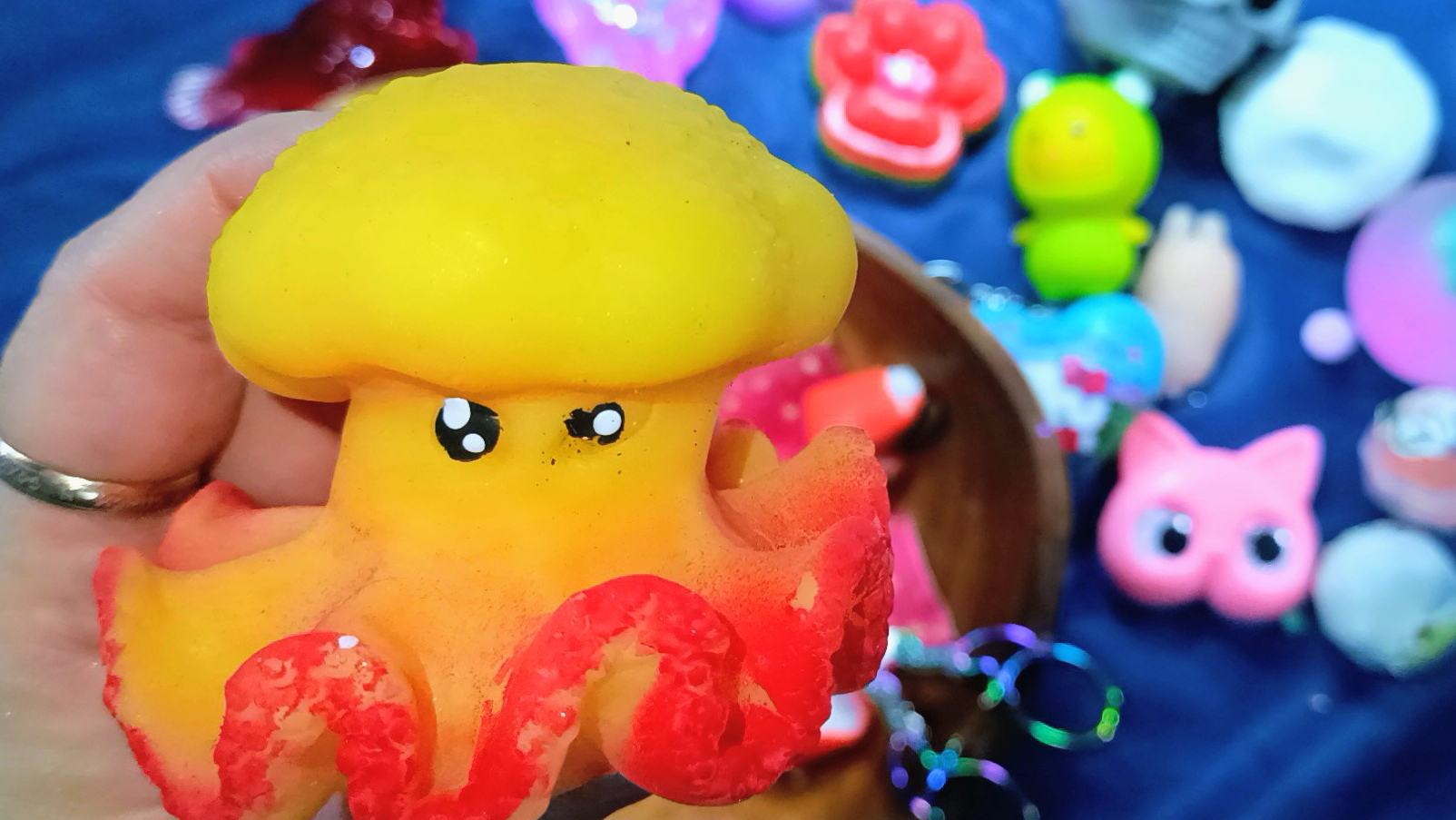 АСМР РАСПАКОВКА Сюрприз сквиши и антистрессы 🥰 ТАБА лапки 🐾 приятные звуки АСМР 👀 смотреть онлайн