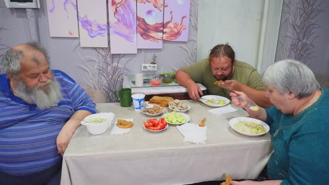 ПОЛУЧИЛИ ПЕНСИЮ ПОТРАТИЛИ НА НАСОС И ПРОДУКТЫ ОБЗОР И ЕДА смотреть онлайн