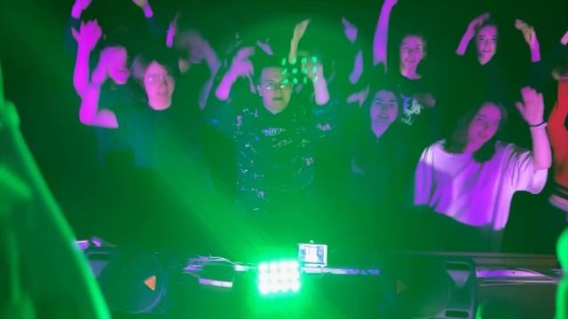 Заряжаемся сегодня бодрящим треком от Университетского колледжа! смотреть онлайн