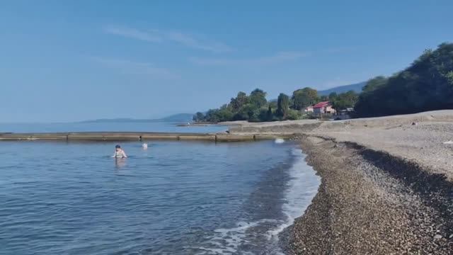 Абхазия, обстановка сегодня на пляже в абхазском селе Эшера Сухумского района (11 сентября 2025 г.) смотреть онлайн