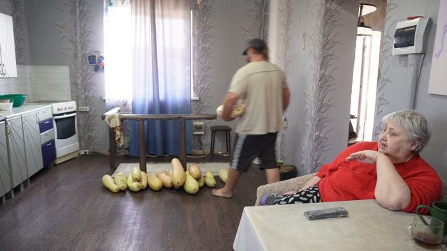 РЕАКЦИЯ МАМЫ НА КАБАЧКИ " СЫН ТЫ КУДА ДЕВАТЬ ИХ БУДЕШЬ ! " смотреть онлайн