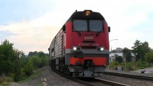 2ТЭ25КМ-0328 с грузовым поездом и супер-приветствием от бригады