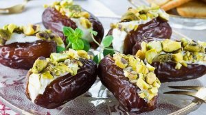 Фаршированные финики с творожным сыром, орехами и мёдом.