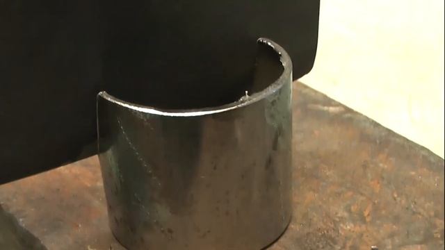 САМОДЕЛКА ИЗ ПИЛЬНОГО ДИСКА РЕЖЕТ СТЕКЛО И МЕТАЛЛ! Кухонный топорик и секрет закалки смотреть онлайн