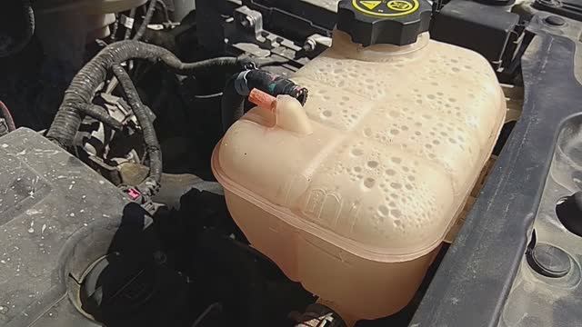 Опель Мокка 1.4 Турбо. Замена расширительного бачка системы охлаждения. смотреть онлайн