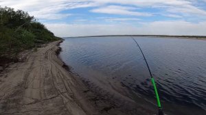 Рыбалка на реке. Поиск поклёвки..