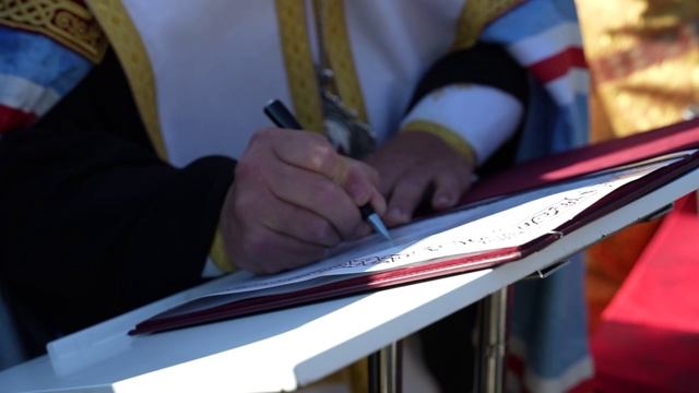 Губернатор принял участие в богослужении по случаю освящения первого камня в основание Храма Победы смотреть онлайн