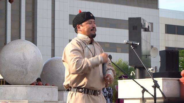 В ЦЕНТРЕ ВНИМАНИЯ ЭФИР НТК 06 06 2024 (11 мин 57 сек) ПОДНОШЕНИЕ МУЗЫКОЙ ДОМБРИСТЫ