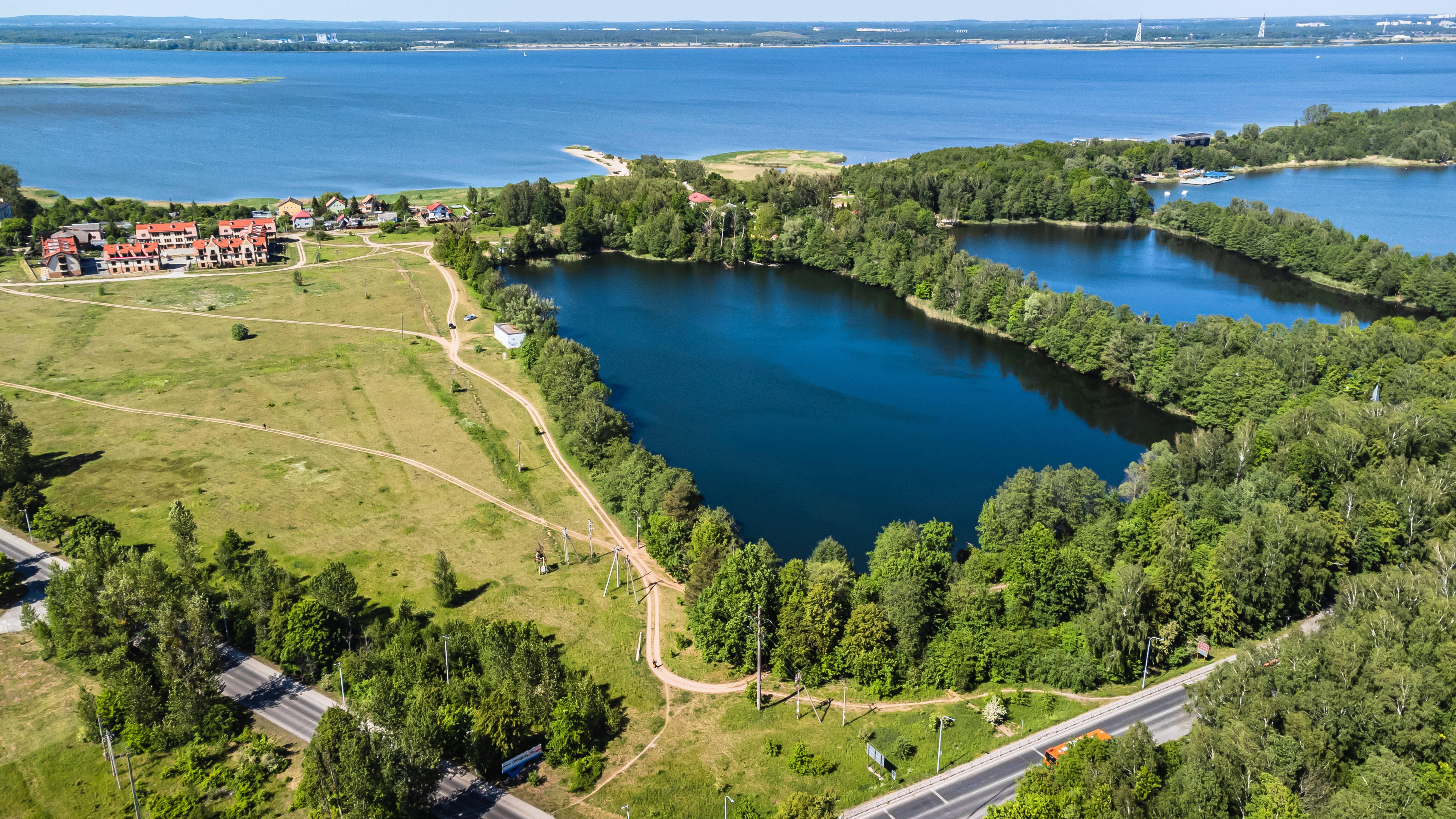 Блок-секции на берегу залива