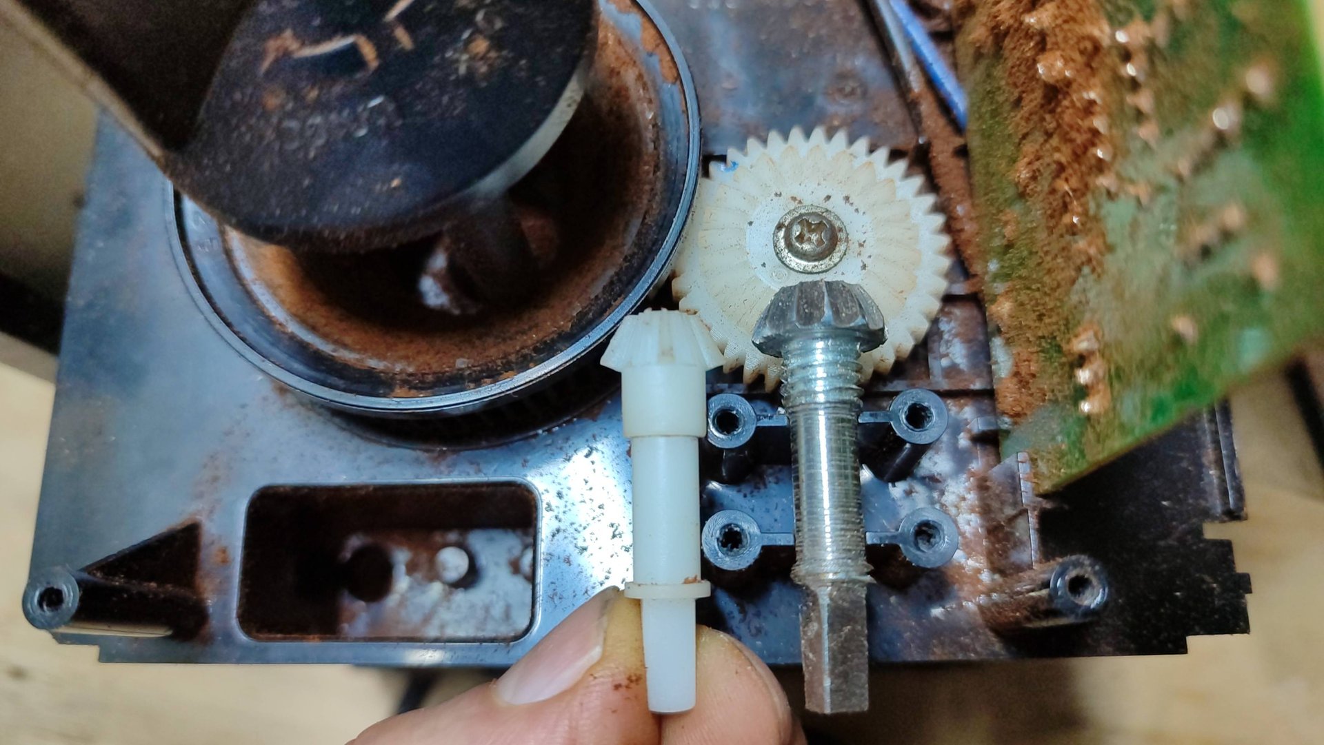 Ремонт кофемолки, изготовление шестерни из металла взамен пластиковой. смотреть онлайн