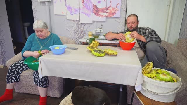 ЗА 10 МИНУТ ДЕРЕВЕНСКИЕ ТРУЖЕНИКИ СДЕЛАЮТ В 8 РАЗ БОЛЬШЕ РАБОТЫ ЧЕМ ОБЫЧНЫЕ смотреть онлайн