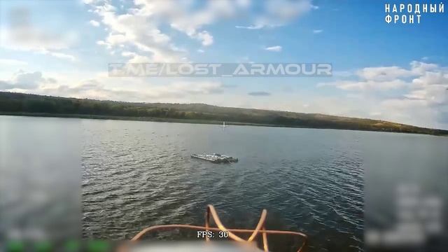 Удар оптоволоконным FPV-дроном по транспортному плоту на Клебан Быкском водохранилище 💥🇷🇺👊 смотреть онлайн