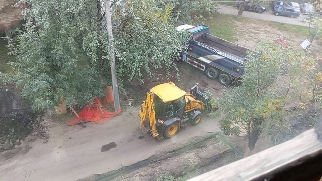 Разгребают гору из земли, асфальта и бордюров на Металлургов (12.09.2025)