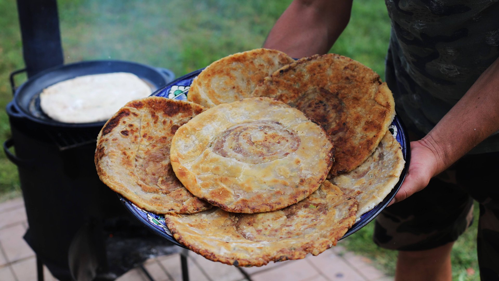 Лепешки с мясом и картофелем на огне смотреть онлайн