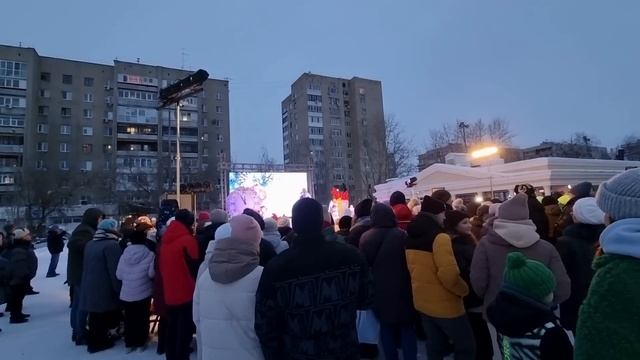 Из Германии в Россию/ Новогодние подарки/ Привезли хозблок/ Открытие ёлки в Тюмени/ Жизнь в России смотреть онлайн