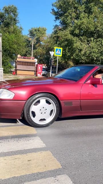 Mercedes-Benz R129 на прогулке смотреть онлайн