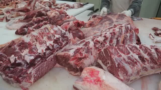 Корейская говядина, приготовленная на углях прямо с кости смотреть онлайн