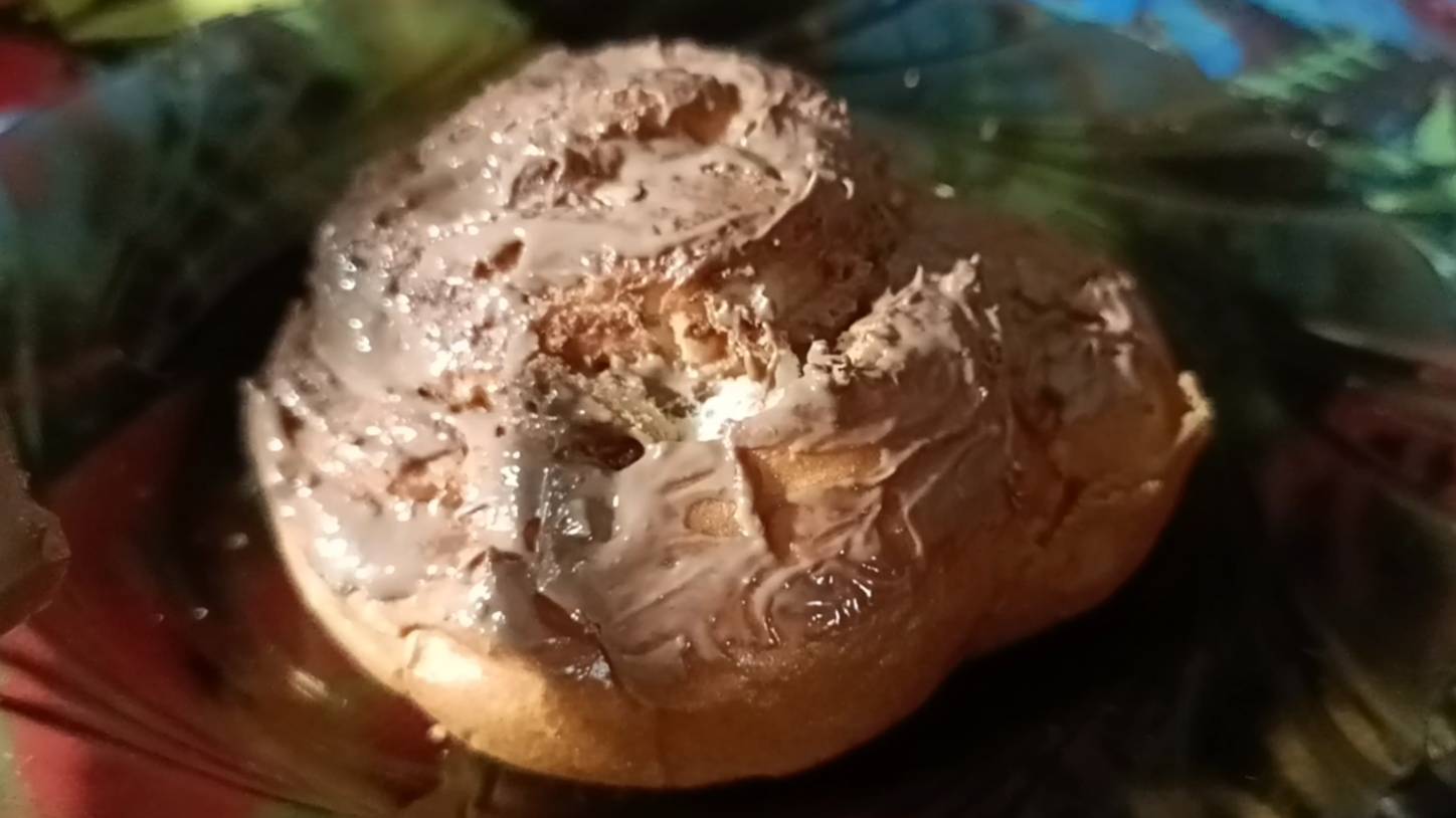 Мажу булочку шоколадом