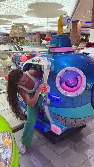 АРИАНА РЕШИЛА ПОПЛАВАТЬ НА ЛОДКЕ