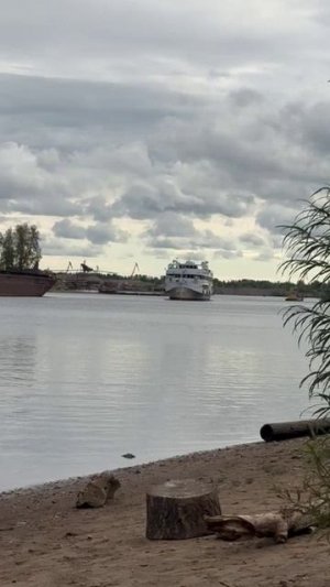 Теплоход возвращается домой.