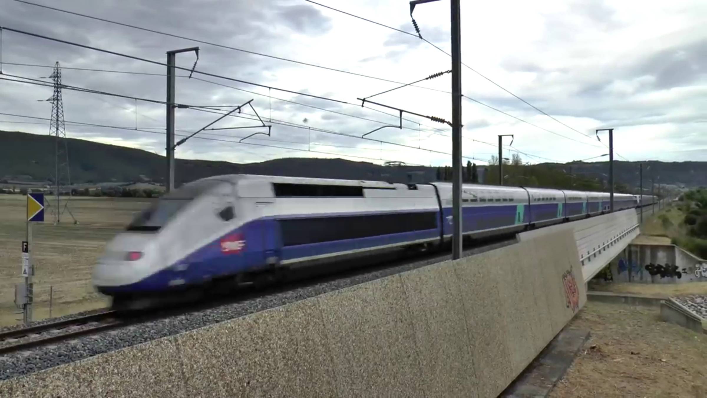 Скоростной поезд Франция | TGV поезд летит на максимальной скорости смотреть онлайн