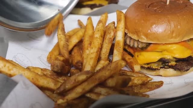 Ресторан, специализирующийся на бургерах ручной работы, Корея смотреть онлайн