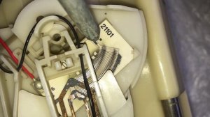 Ремонт топливного модуля. Прочистка клапана бензонасоса и датчика топлива. ВАЗ-2110 16 клапанов.