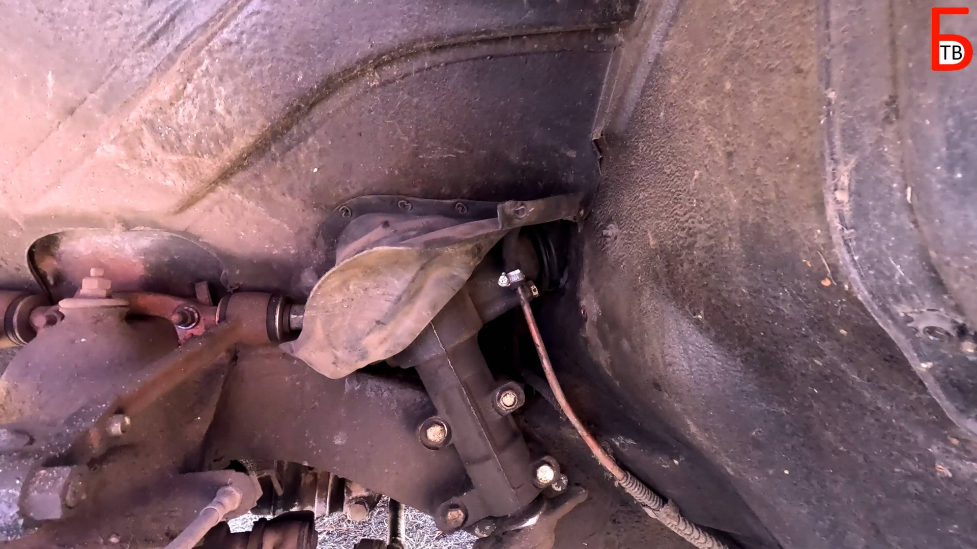 Замена топливного шланга к фильтру тонкой очисти на Волге ГАЗ 3102 с двигателем ЗМЗ 406