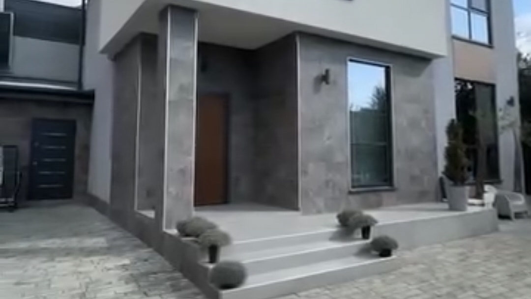 Уютный дом с ремонтом и выходом к озеру смотреть онлайн