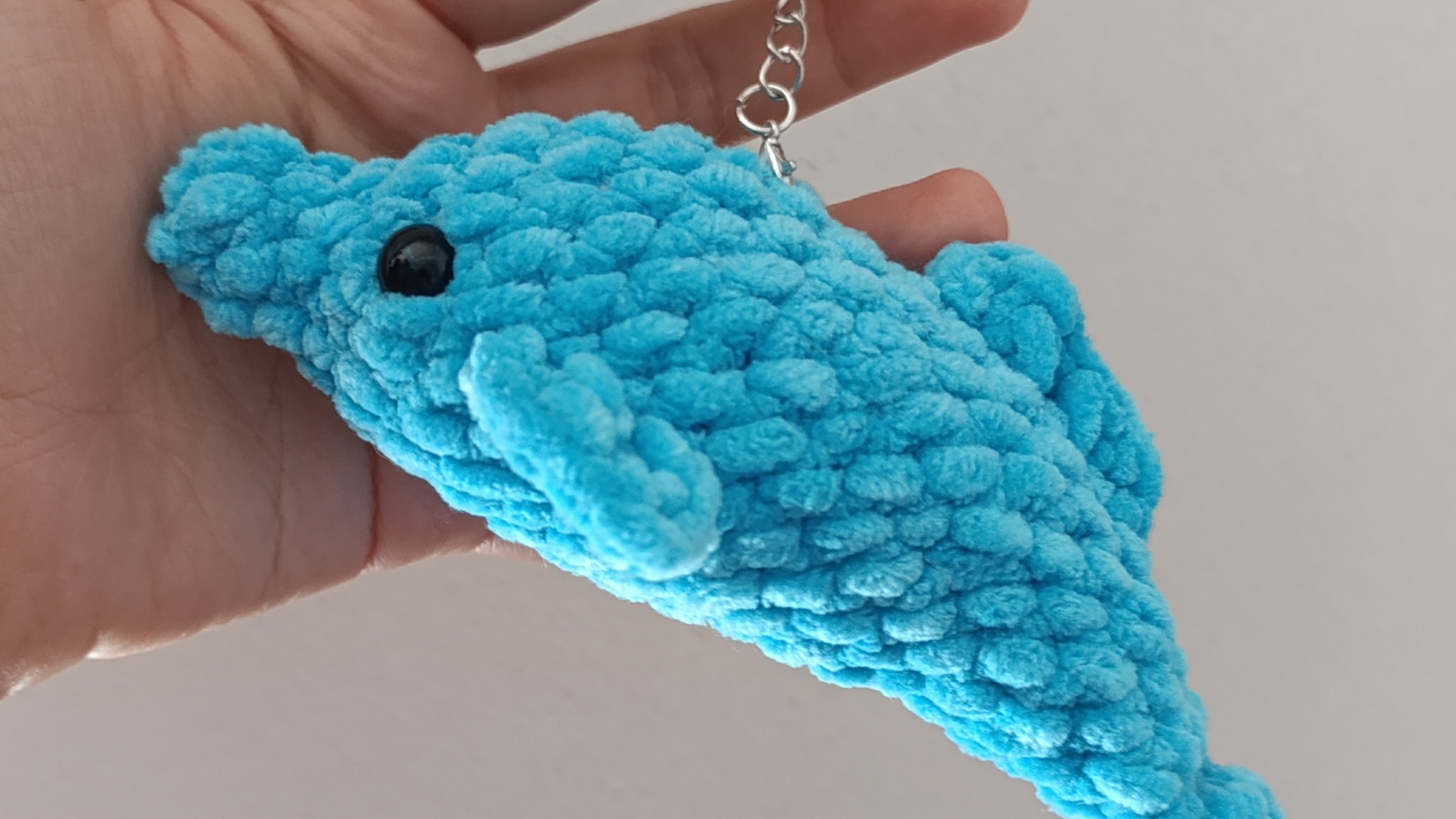 Брелок Дельфинчик крючком из плюшевой пряжи. Мастер-класс по вязанию смотреть онлайн