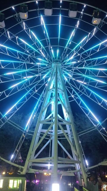 Обзорное колесо на набережной в Евпатории.