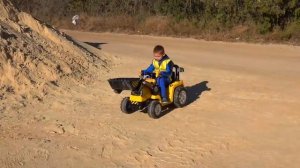 Тетя на погрузчике на складе