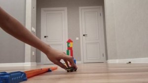 ВИДЕО ПРО МАШИНКИ | Играем машинками в боулинг | ВИДЕО ДЛЯ МАЛЫШЕЙ