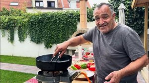 Куриная грудка в сливочном соусе с грибами на сковороде