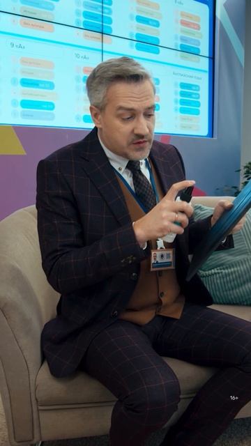 Заплевал директора школы. «Олдскул» — смотрите комедию с Марией Ароновой на PREMIER смотреть онлайн