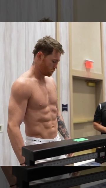 Канело и Кроуфорд показали одинаковый вес – 167,5 фунта (~76 кг). смотреть онлайн