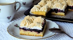 Песочный пирог с черносмородиновым джемом и шапочками из меренги