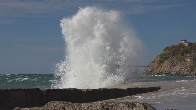 Буйство стихии: сегодняшний шторм в Форосе смотреть онлайн