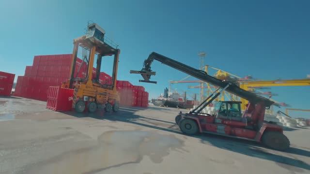 Прибытие судна со специализированными контейнерами Global Ports в порт Санкт-Петербург