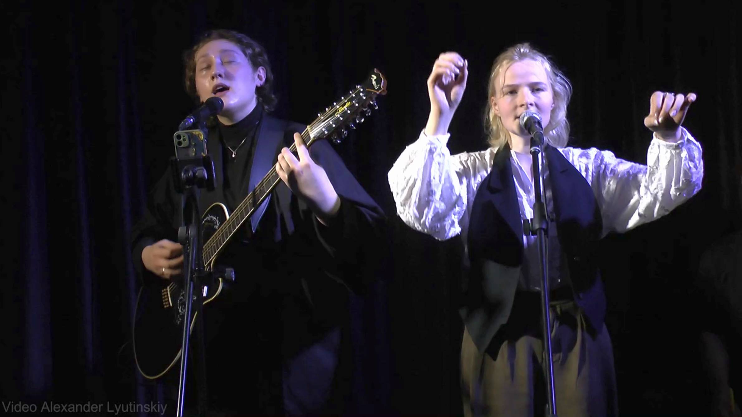 Аня из Питера & Огнева - Песня про дворника смотреть онлайн