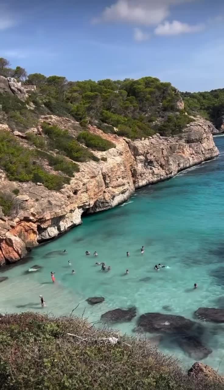 Пляж Кало де Моро, расположенный на востоке Майорки, является местом с уникальными скалами и чист... смотреть онлайн