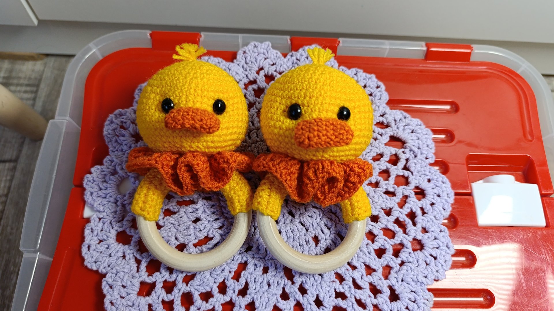 Погремушка Утёнок крючком. Мастер-класс по вязанию смотреть онлайн