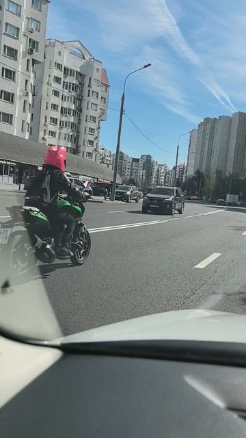 Мотоциклистка - сотканая из рисков