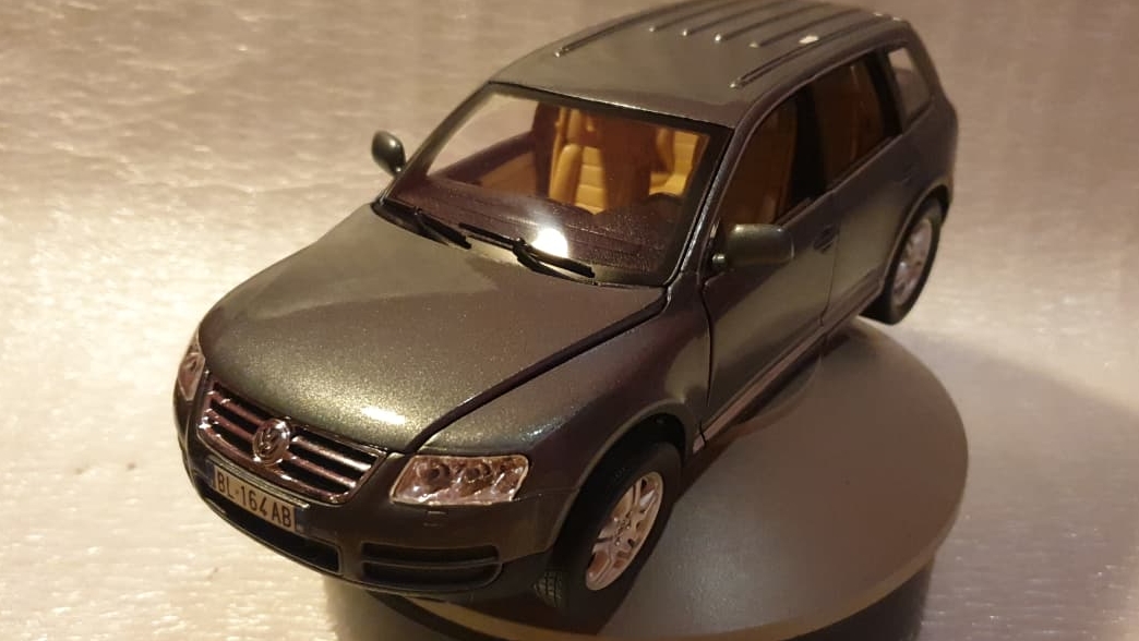 Volkswagen Touareg V10 TDI Bburago 1/18 смотреть онлайн