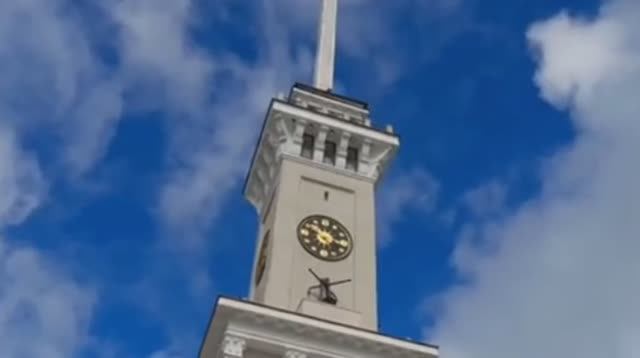 На крыше Северного Речного Вокзала, одно из первых видео,сильный ветер... смотреть онлайн