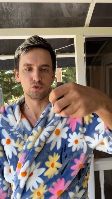 Покушение кота на жизнь птицы 😁 смотреть онлайн