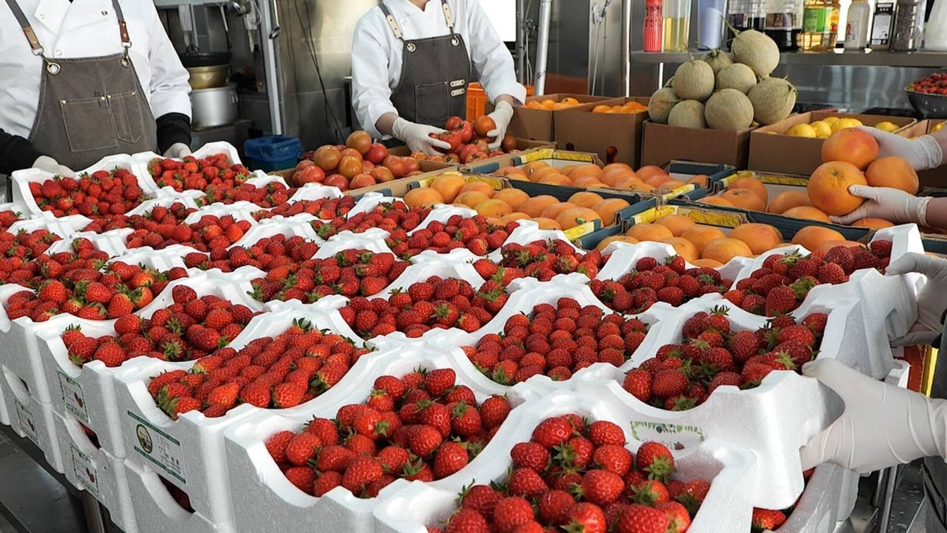 Свежевыжатые фруктовые соки и фруктовые напитки (клубника, лимон, грейпфрут) в корейском кафе смотреть онлайн