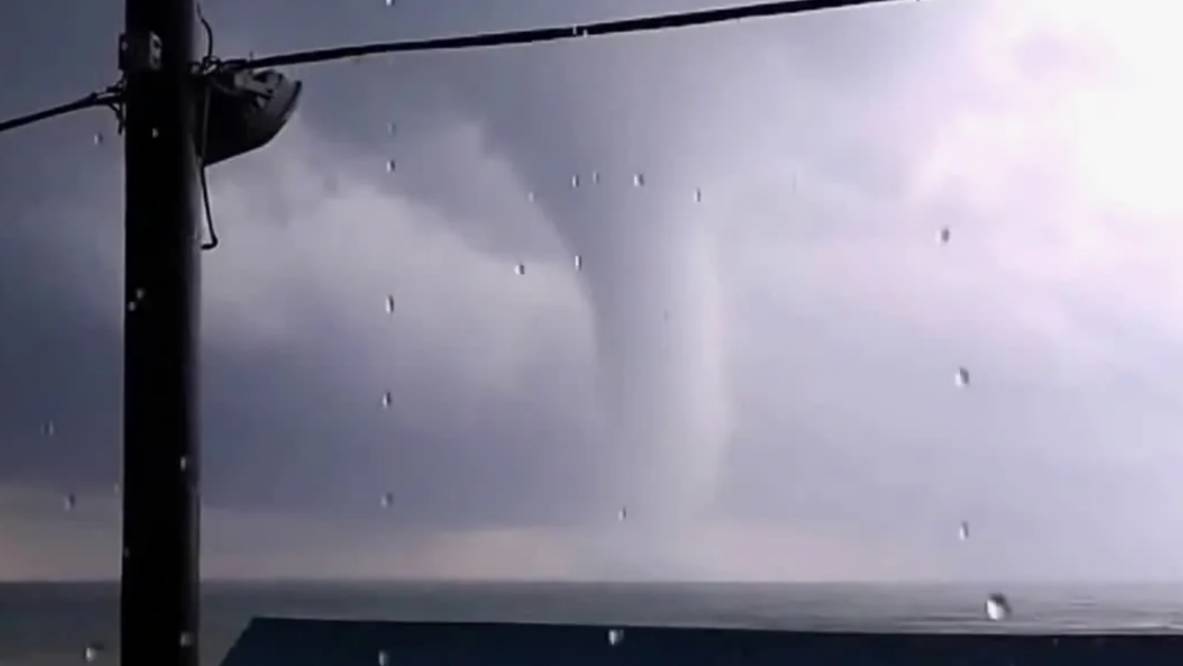 Гигантский смерч у берегов Дербента. смотреть онлайн