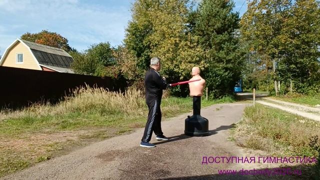 Отработка ударов мягким мечом Тямбара на макиваре в деревне (8)