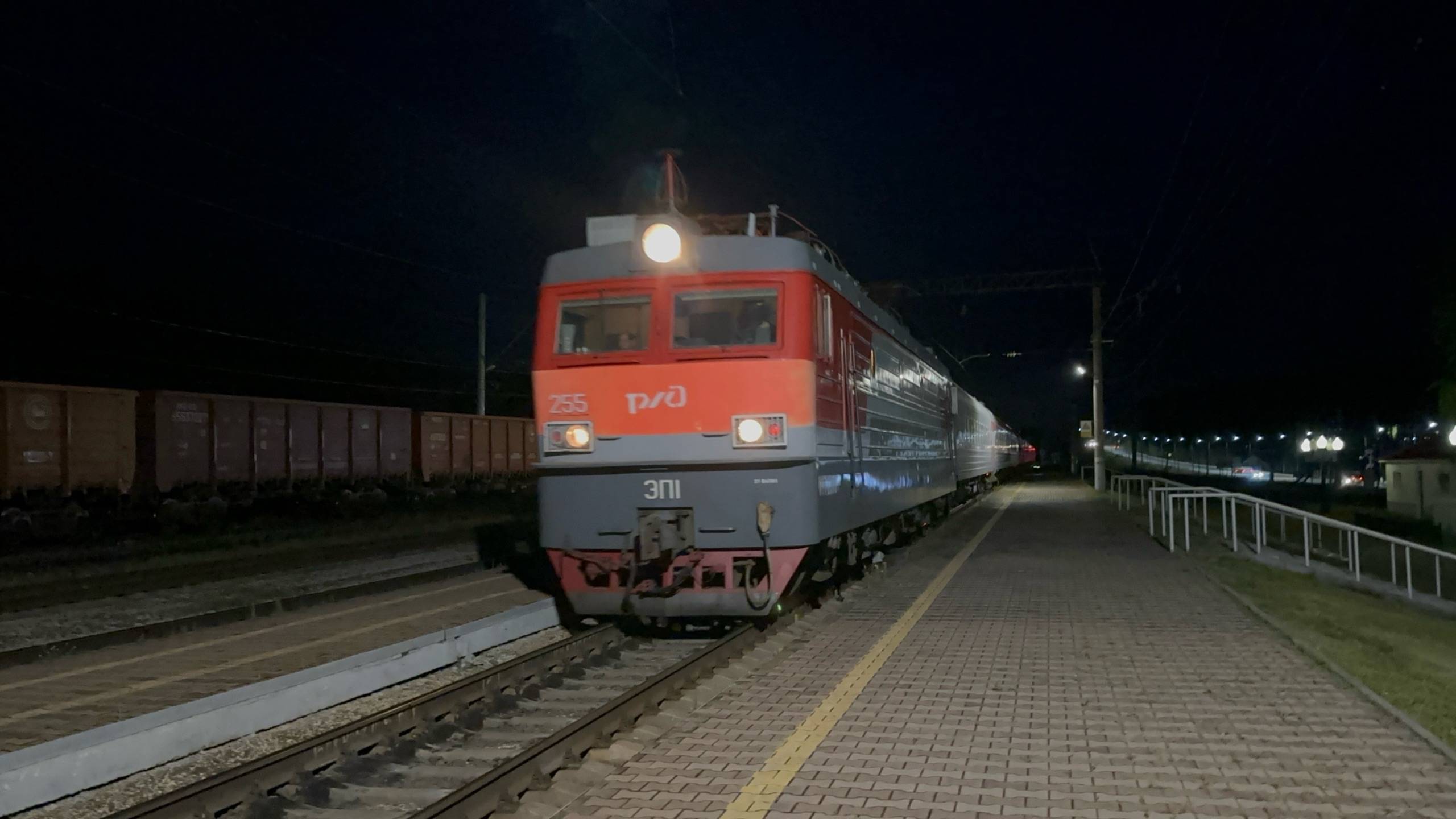 Электровозы ЭП1 - 255 и ЭП2К - 479 с пасс.поездом на ст.Новоабзаково и Дёма, август 2025 года смотреть онлайн